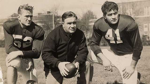 Alabama coach Frank Thomas, center, with quarterback Harry Gilmer, left, and center Vaughn Mancha.